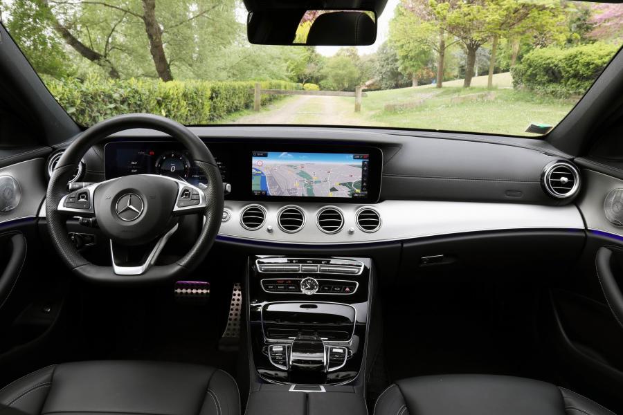 Торпедо Mercedes-Benz E220 d AMG Line 2016 года  (WW) (фото 13 из 19)